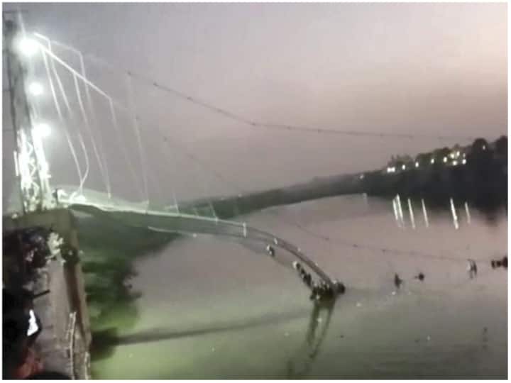 Morbi Bridge Collapses: हादसे से एक दिन पहले पुल पर सैकड़ों लोग एक साथ दिखे मस्ती करते, वीडियो वायरल