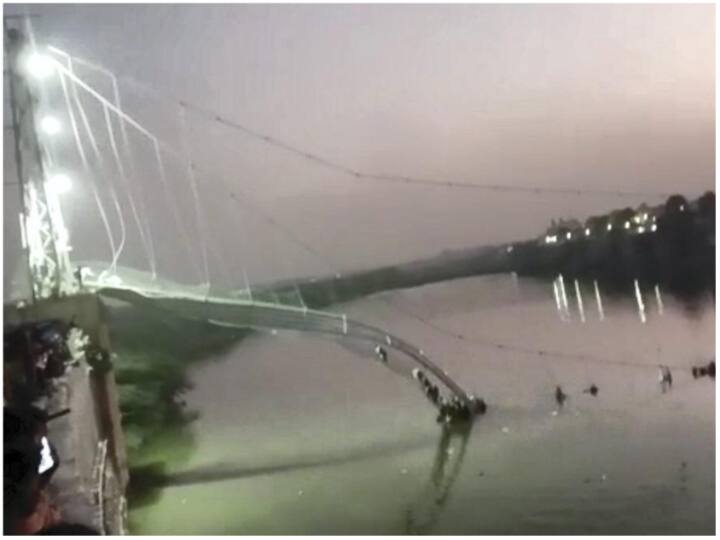 Gujarat Morbi Bridge Collapse on Chhath puja watch viral video Morbi Bridge Collapses: हादसे से एक दिन पहले पुल पर सैकड़ों लोग एक साथ दिखे मस्ती करते, वीडियो वायरल