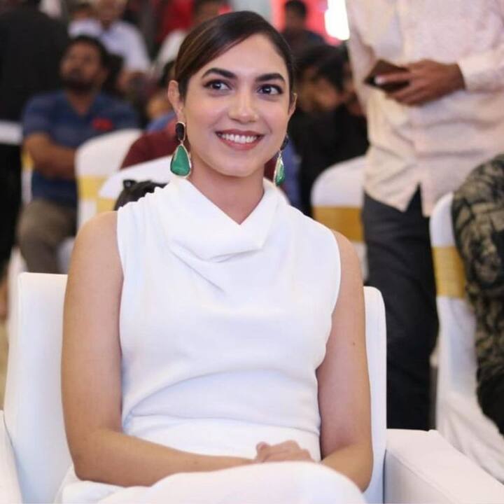 இப்படத்தில் ரிது வர்மா கதாநாயகிகளுள் ஒருவராக வருகிறார்