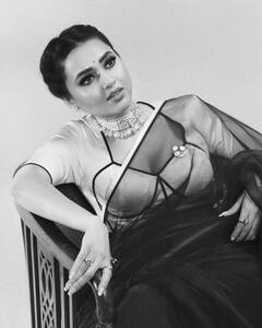 Tejasswi Prakash Saree Look: चोली कट ब्लाउज के साथ पर्पल साड़ी में बला की हसीन लगीं तेजस्वी प्रकाश, माथे की बिंदी पर अटका फैंस का दिल