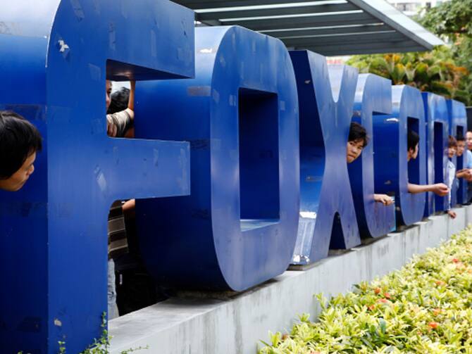 Workers at Apple Supplier Foxconn Flee China's Biggest iPhone Factory