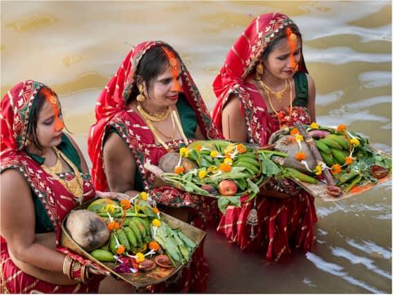 દિલ્હી જલ બોર્ડના અધિકારી નવી દિલ્હીમાં કાલિંદી કુંજ ખાતે છઠ પૂજા પહેલા યમુના નદીની સપાટી પર જોવા મળતા ઝેરી ફીણને ઓગળવા માટે રસાયણોનો છંટકાવ કર્યો હતો.