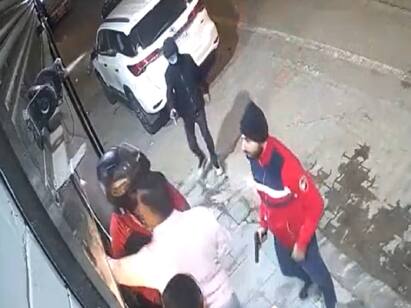 Video: Man Loses Toyota Fortuner At Gunpoint On Busy Delhi Road Watch video: துப்பாக்கி முனையில் எஸ்.யூ.வி கார் வழிப்பறிக் கொள்ளை.. உத்தரப்பிரதேசத்தில் அதிர்ச்சி!