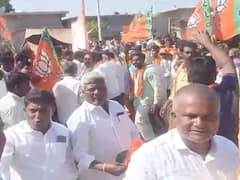 టీఆర్ఎస్ Vs బీజేపీ: ఎన్నికల ప్రచారంలో కవ్వింపులు, కార్యకర్తల మధ్య ఘర్షణ