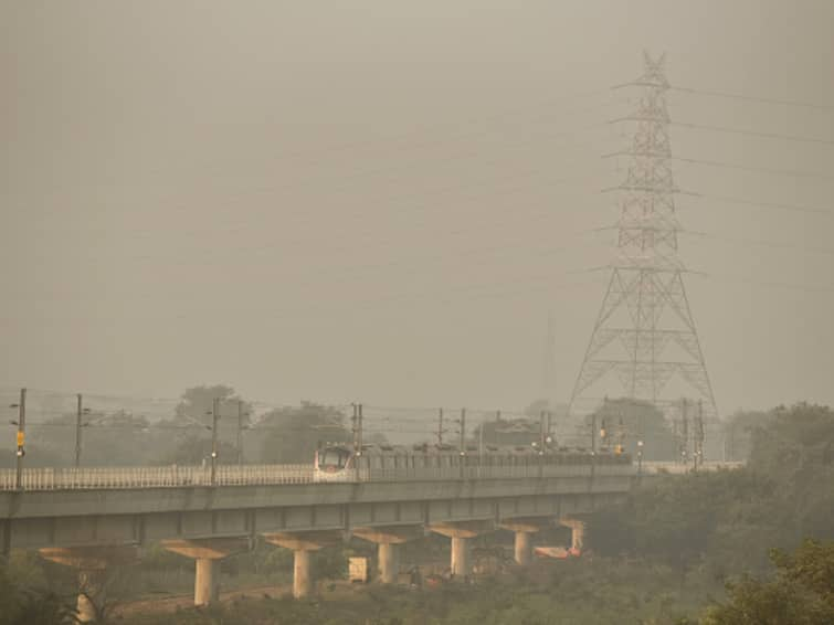 Delhi's Air On Brink Of Turning 'severe', Stubble Burning Share 22 Per Cent