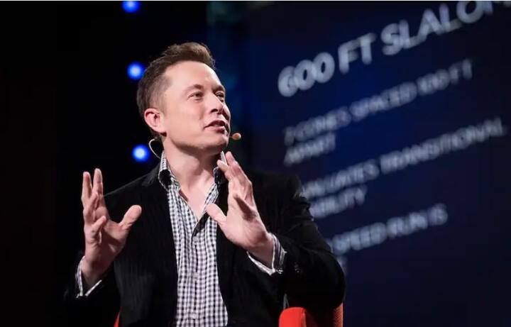 ট্যুইটারের অতীত বলছে, এক বছর আগেই এই 'ট্যুইটার ব্লু' বৈশিষ্ট্য নিয়ে আসে কোম্পানি। যেখানে প্রথমে বিজ্ঞাপন ছাড়া বিষয় দেখার জন্য ট্যুইটারে এই সুবিধা দেওয়া শুরু হয়েছিল। সেখানে হোমস্ক্রিনের আইকনেও এই সাবক্রিপশন নিলে অন্য রঙ হয়ে যেত।