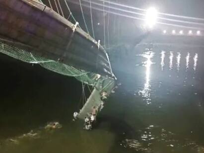 gujarat cable bridge collapses death rate increases to 91 குஜராத்: கேபிள் பாலம் இடிந்து விழுந்து விபத்து: பலி எண்ணிக்கை 100 ஆக உயர்வு 