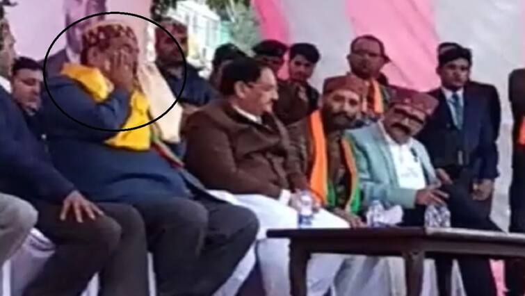 HP Election 2022 former MP Maheshwar Singh cried in front of BJP President jp Nadda HP Election 2022: टिकट न मिलने पर छलका पूर्व सांसद का दर्द, बीजेपी अध्यक्ष नड्डा के सामने मंच पर फूट-फूट कर रो पड़े