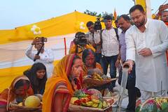 Chhath Puja 2022: সপ্তমীর সূর্যোদয়কালে ছটের ব্রতপালন, মহা সমারোহ ঘাটে ঘাটে, এ পুজোর কী ফল?