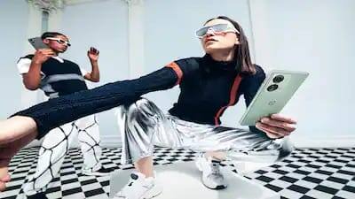 OnePlus Nord 2T 5G: इस स्मार्टफोन की शुरुआती कीमत 28,999 रुपये है. इसमें 90Hz रिफ्रेश रेट सपोर्ट करने वाली 6.43 इंच का AMOLED डिस्प्ले दी गई है. इसपर Corning Gorilla Glass 5 की लेयर का प्रोटेक्शन है. इसके अलावा हैंडसेट में 50MP का ट्रिपल रियर कैमरा सेटअप और 32MP का सेल्फी कैमरा दिया गया है. पावर के लिए फोन में Mediatek Dimensity 1300 चिपसेट और 4500mAh की बैटरी मिलती है, जो 80W सुपर फास्ट चार्जिंग सपोर्ट करती है.