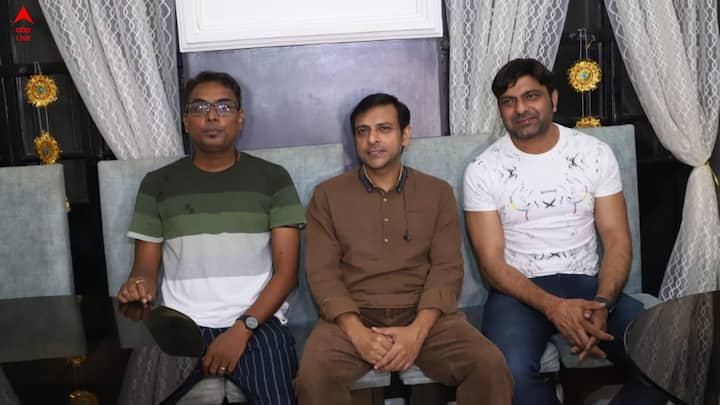 অন্ধকার এক জগতের দিকে তাকে ঠেলে দেয় অর্থ নামক সর্বগ্রাসী এই মোহ।কী হয় তারপর সেই কাহিনীই বলবে আসন্ন ছবি সিটি অফ জ্যাকেলস। আসন্ন নভেম্বর মাসেই বড় পর্দায় মুক্তি পেতে চলেছে এই ক্রাইম ড্রামা।