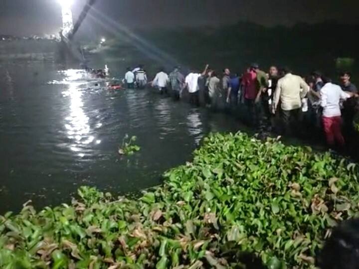 मच्छु नदी में अभी भी सैकड़ों लोग फंसे हुए हैं. चारों तरफ चीख-पुकार का मंजर है. भारतीय नौसेना के 50 जवानों के साथ NDRF के 3 दस्ते, भारतीय वायुसेना के 30 जवान, फायर ब्रिगेड की 7 टीमें और अन्य रेस्क्यू मोर्चा संभाले हुए हैं.