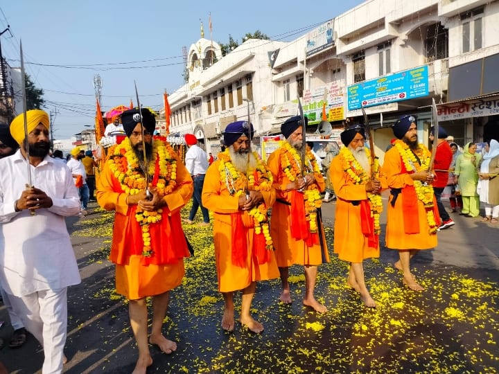 Guru Nanak Jayanti 2022 Nagar Sankirtan Procession of Jabalpur Sikh Society ANN Jabalpur News: गुरुनानक जयंती से पहले जबलपुर सिख समाज का नगर संकीर्तन जुलूस, दिखा आस्था और शौर्य का प्रदर्शन