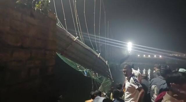 Morbi bridge collapse: 140 people feared dead in suspension bridge collapse in Morbi, 12 members of MP Mohan Kundaria's family killed Morbi bridge collapse: મોરબીમાં ઝૂલતો પુલ તૂટતા 140 લોકોના મોતની આશંકા, સાંસદ મોહન કુંડારિયાના પરિવારના 12 સભ્યોનાં મોત