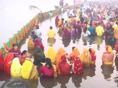 पटना से दिल्ली तक छठ के आखिरी दिन उगते सूर्य को इस तरह दिया गया अर्घ्य, देखें तस्वीरें