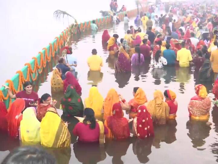 उत्तर प्रदेश में छठ पर्व के अवसर पर श्रद्धालुओं ने लखनऊ के गोमती नदी घाट पर सूर्य को अर्घ्य दिया. इस दौरान भारी संख्या में श्रद्धालुओं की भीड़ देखने को मिली.