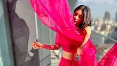 Entertainment:পশ্চিমী থেকে ভারতীয়, সব সাজেই অনন্যা মৌনী!