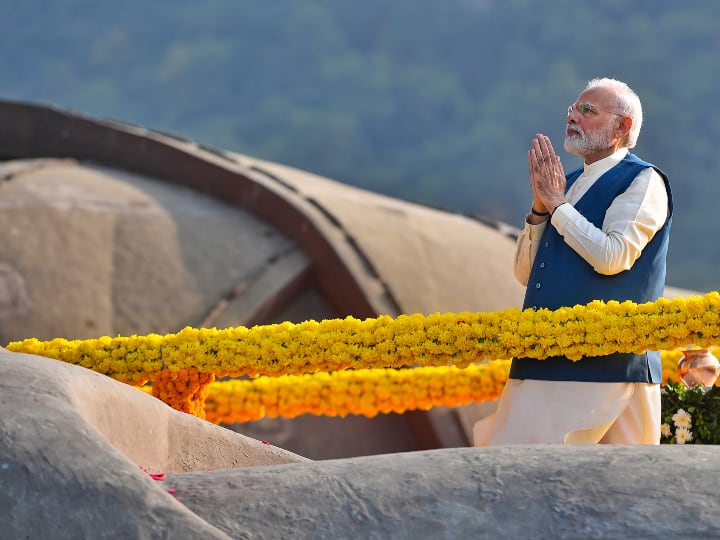 उन्होंने कल मोरबी में पुल ढहने की त्रासदी में लोगों की मौत पर शोक व्यक्त किया. श्री मोदी ने कहा कि केंद्र राज्य सरकार को हर संभव मदद की पेशकश कर रहा है.