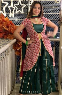 Monalisa: ਮੋਨਾਲੀਸਾ ਨੂੰ ਡੀਪ ਨੇਕ ਡਰੈੱਸ 'ਚ ਦੇਖ ਕੇ ਫ਼ੈਨਜ ਹਾਰ ਬੈਠੇ ਦਿਲ, ਐਥਨਿਕ ਲੁੱਕ 'ਚ ਦਿਖਿਆ ਬੋਲਡ ਅੰਦਾਜ਼