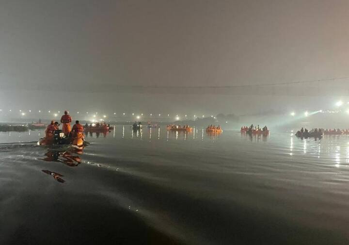 દિવાળીના તહેવારોને પગલે ઝુલતા પુલ પર લોકોની ભારે ભીડ ઉમટી હતી. ઓરેવા કંપનીને ઝુલતા પુલના સમારકામ અને જાળવણીની જવાબદારી સોંપવામાં આવી હતી.