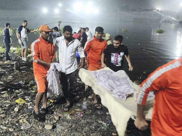 हादसे में कई लोगों ने अपने परिवार वालों को खो दिया. कई परिवाह तबाह हो गए. कोई अपनी बेटी की तलाश कर रहा है तो कोई अपने पिता की. वहीं, पत्नी अपने पति को खोने का गम मना रही है.