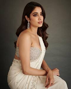 Janhvi Kapoor : चेहरा है या चाँद खिला है, ज़ुल्फ़ घनेरी शाम है क्या... जान्हवीच्या घायाळ करणाऱ्या अदा