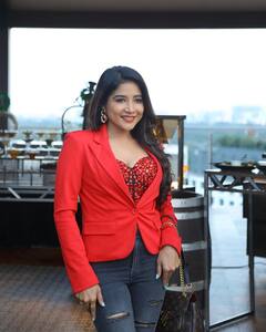 Sakshi Agarwal: கிளையில் காணும் கிளியின் மூக்கு... சிகப்பு உடையில் அசத்தும் சாக்‌ஷி அகர்வாலின் நியூ க்ளிக்ஸ்!