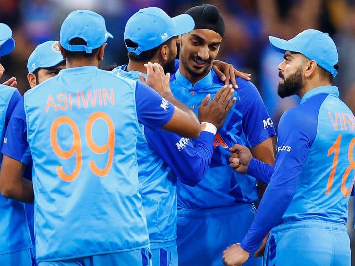 Arshdeep Singh said bhuvneshwar kumar helps in bowling team india t20 world cup 2022 T20 World Cup: अर्शदीप सिंह ने की भुवनेश्वर कुमार की तारीफ, बताया बॉलिंग में कैसे मिली मदद