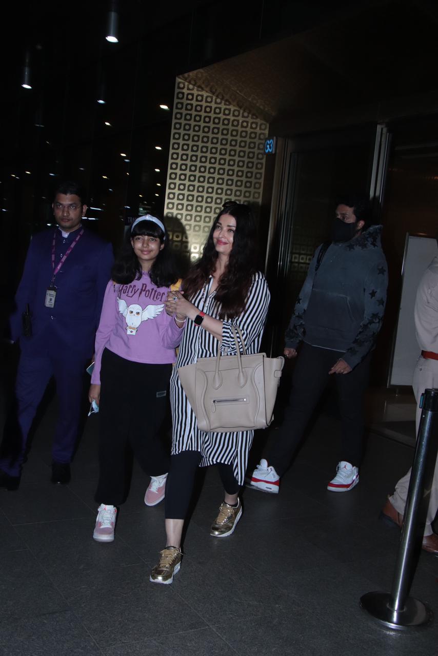 Aishwarya Rai While Holdi | Bachchan Family Pics: परिवार संग मुंबई एयरपोर्ट  पर दिखे अभिषेक, बेटी आराध्या का हाथ कसकर थामे नजर आईं ऐश्वर्या