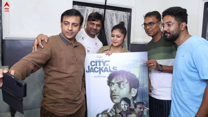 ভয়, বিশ্বাসঘাতকতা, সন্দেহ তাকে অনেক দূরে অন্ধকারের দিকে ঠেলে দেয়, কি হয় তারপর? সেই গল্পই শোনাবে সুজিত দত্তের ছবি 'সিটি অফ জ্যাকেলস'