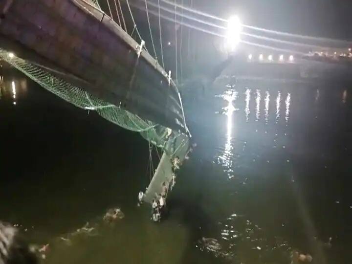 Gujarat Morbi Cable Bridge collapses Many People Missing Rescue operation Continue Morbi Cable Bridge Collapses:  गुजरातमधल्या मोरबी पूल दुर्घटनेतील मृतांचा आकडा 141 वर, बेपत्ता नागरिकांना शोधण्याचं आव्हान