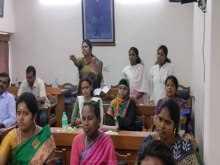 admk councilors walked out in an emergency city council meeting held on behalf of chengalpattu municipality Councillors : செங்கல்பட்டு நகர்மன்ற கூட்டத்தில் பரபரப்பு.. திடீரென வெளியேறிய கவுன்சிலர்கள்.. பின்னணி இதுதான்