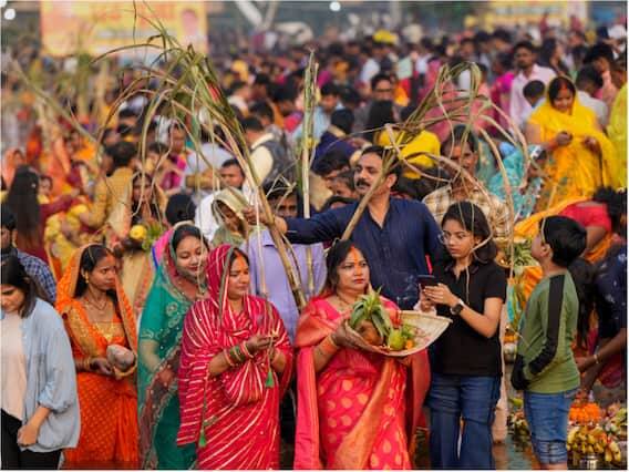 દેશના વિવિધ ભાગોમાં ઉજવવામાં આવતા છઠ તહેવારની કેટલીક તસવીરો અહીં તમારા માટે શેર કરવામાં આવી છે. આ શનિવારે, છઠ પૂજાના બીજા દિવસે, ભક્તોએ ઘરના પૂજા કરી હતી.