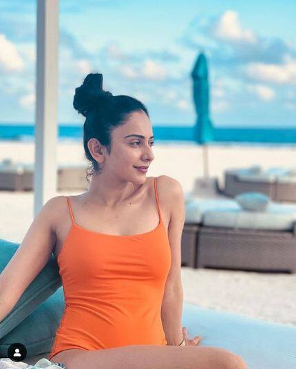 Rakul Preet Singh Pics: ਰਕੁਲ ਪ੍ਰੀਤ ਸਿੰਘ ਇਨ੍ਹੀਂ ਦਿਨੀਂ ਮਾਲਦੀਵ 'ਚ ਛੁੱਟੀਆਂ ਦਾ ਆਨੰਦ ਮਾਣ ਰਹੀ ਹੈ। ਉੱਥੇ ਹੀ ਉਹ ਇੱਕ ਤੋਂ ਬਾਅਦ ਇੱਕ ਬੋਲਡ ਤਸਵੀਰਾਂ ਸ਼ੇਅਰ ਕਰ ਰਹੀ ਹੈ। ਉਸਦਾ ਹਰ ਲੁੱਕ ਸ਼ਾਨਦਾਰ ਲੱਗ ਰਿਹਾ ਹੈ।