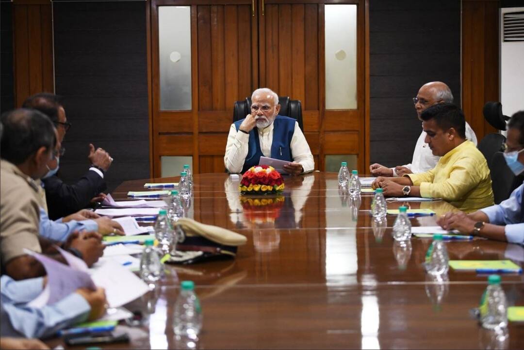 High level meeting chaired by PM Modi regarding Morbi tragedy Morbi Tragedy: મોરબી દુર્ઘટનાને લઈને PM મોદીની અધ્યક્ષતામાં હાઈ લેવલ મિટિંગ, 2 નવેમ્બરે રાજ્યવ્યાપી શોક રખાશે