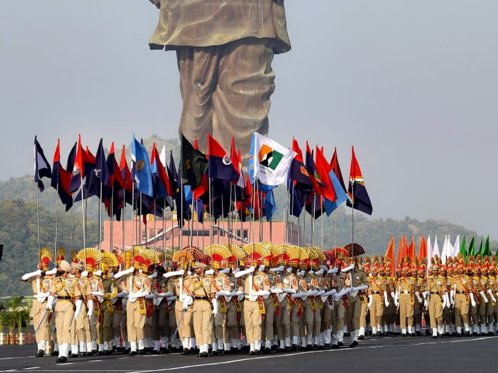 टुकड़ियों के अलावा, राष्ट्रमंडल खेल 2022 के छह पुलिस खेल पदक विजेताओं ने भी परेड में भाग लिया. मोरबी पुल ढहने की त्रासदी के मद्देनजर सांस्कृतिक कार्यक्रम रद्द कर दिए गए थे.