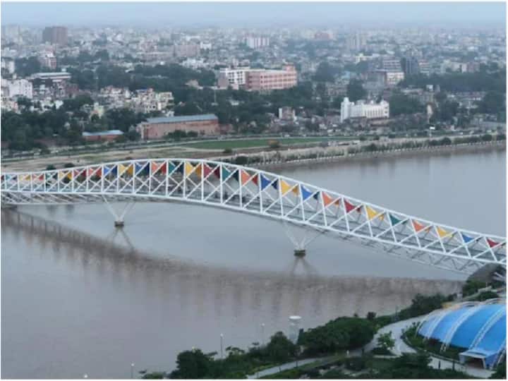 Alert issue for Atal Bridge in Ahmedabad after Morbi Bridge collapsed अटल ब्रिज को लेकर अलर्ट जारी, 1 घंटे में 3 हज़ार से ज़्यादा लोग नहीं जाएंगे, मोरबी हादसे के बाद हुआ फैसला