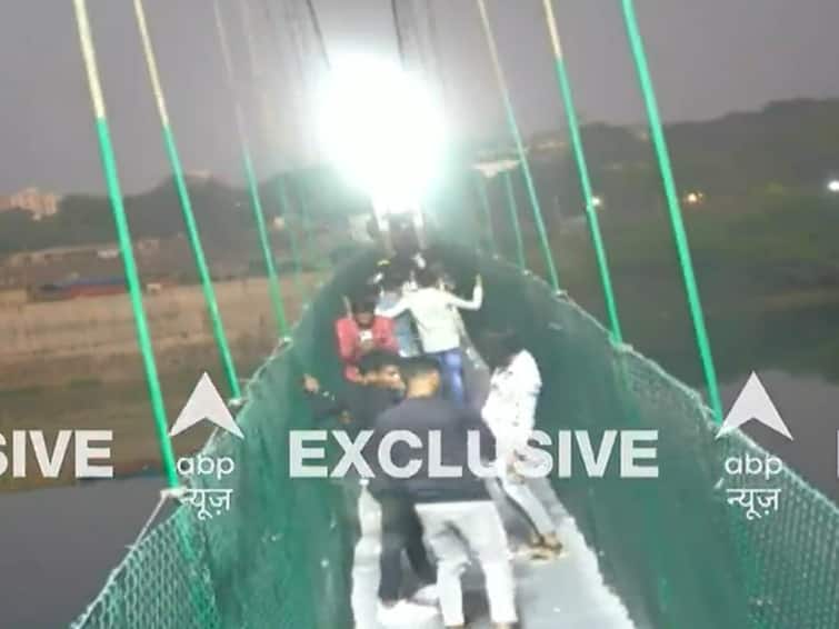Watch: CCTV footage of moment before Morbi bridge collapse Morbi tragedy:  এক মুহূর্তে বহু মানুষ নিয়ে ছিড়ে পড়ল ব্রিজ, মোরবি বিপর্যয়ের সেই ভয়ঙ্কর মুহূর্তের ভিডিও দেখুন