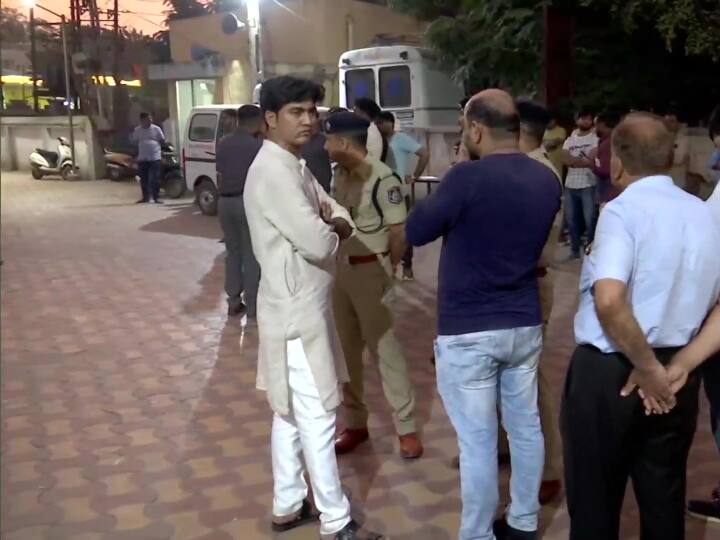 उन्होंने सवाल किया, ‘‘क्या ये सीधे अपराधिक षड्यंत्र नहीं? भाजपा सरकार ने ‘फिटनेस सर्टिफिकेट’ के बग़ैर पुल को जनता के इस्तेमाल के लिये खोलने की इजाज़त कैसे दी? क्या ये चुनाव आचार संहिता लगने से पहले आनन फ़ानन में कर वोट बटोरने के लिये किया गया? पुल की मरम्मत का काम कंपनी/ट्रस्ट को कैसे दिया गया? क्या उनका भाजपा से कनेक्शन (संबंध) है?’’