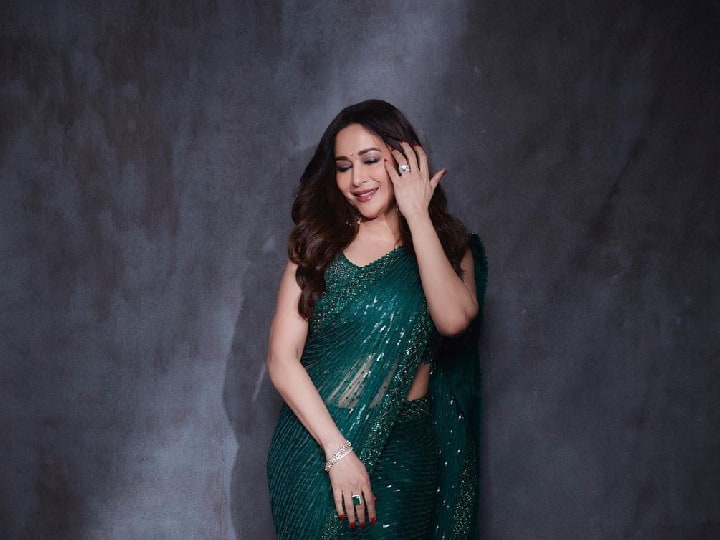 आजकाल माधुरी सेलिब्रिटी डान्स रिअॅलिटी शो 'झलक दिखला जा 10' मध्ये जजची खुर्ची सांभाळताना दिसत आहे. याशिवाय नुकत्याच प्रदर्शित झालेल्या 'मजा मा' या चित्रपटातही ती दिसली होती.(फोटो सौजन्य :madhuridixitnene/इंस्टग्राम )