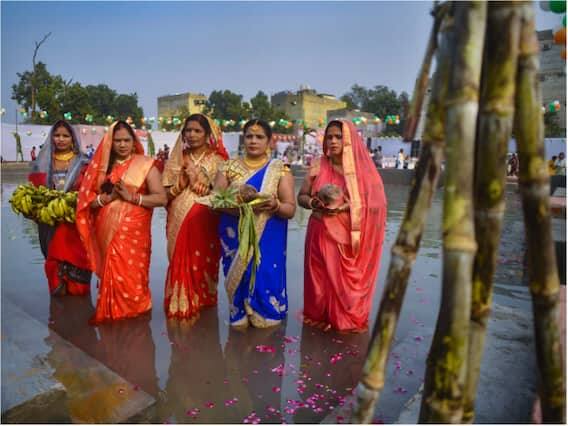 બિહારની રાજધાની પટનામાં એક ભક્ત છઠ તહેવાર માટે પૂજા સામગ્રીમાં ઉપયોગમાં લેવાતા કેળા લઈને જતા જોવા મળ્યો હતો.