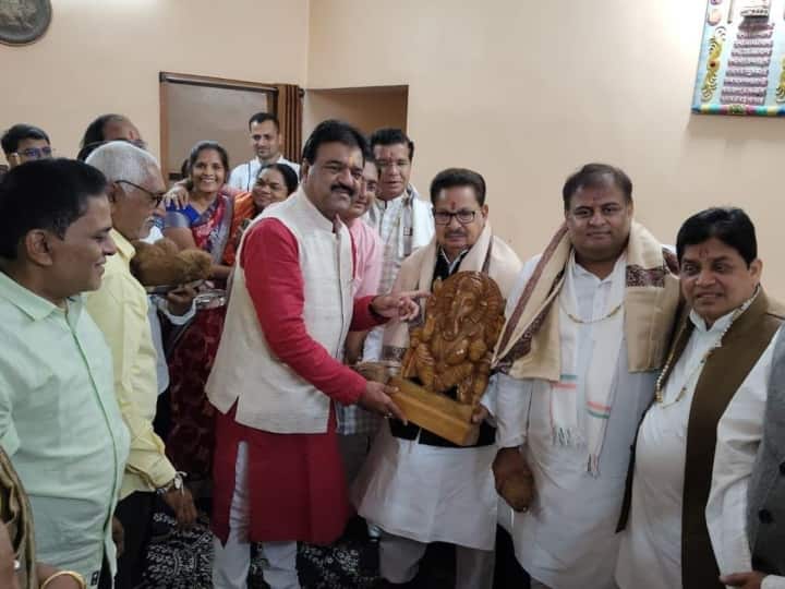 Bastar Congress state in-charge PL Poonia has reached Bastar held a meeting with Congress workers ANN Bastar News: बस्तर पहुंचे कांग्रेस प्रदेश प्रभारी पीएल पुनिया, कहा- 12 विधानसभा सीटों में 6 पर युवाओं को मिलेगा मौका