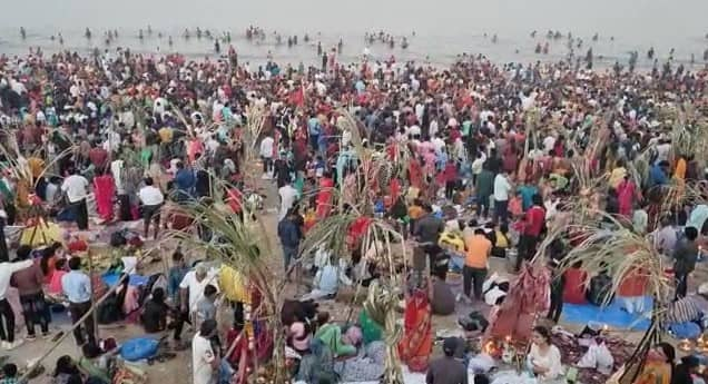 Chhath Puja 2022 : छठ पूजेसाठी मुंबईचा जुहू चौपाटीवर उत्तर भारतीय महिलांची तुफान गर्दी झाली आहे.