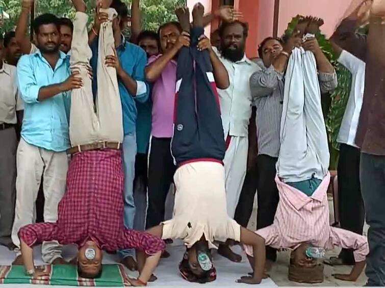 Ulundurpet Tollbooth employees engaged in protest by standing upside down and drinking water உளுந்தூர்பேட்டை:  தலைகீழாக நின்று தண்ணீர் குடிக்கும் போராட்டத்தில் ஈடுபட்ட சுங்கச்சாவடி ஊழியர்கள்