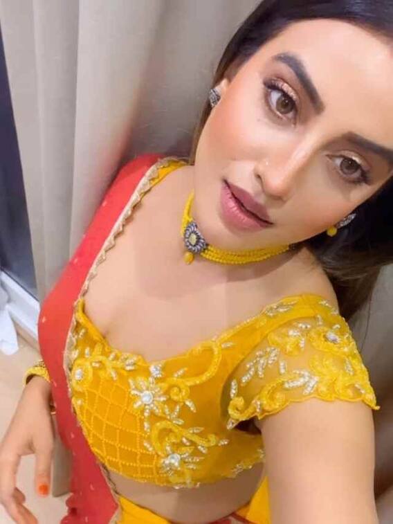 पीला लहंगा, लाल दुपट्टा...अक्षरा सिंह पर फिदा हुए फैंस