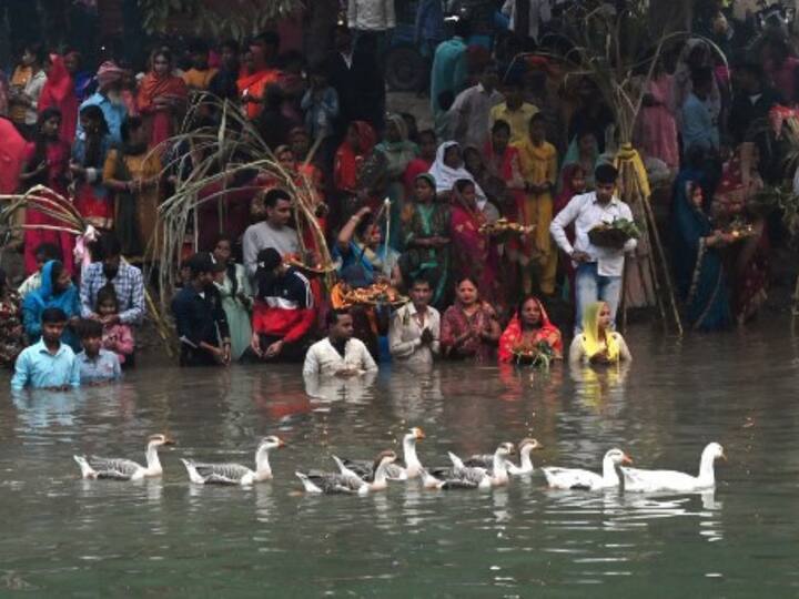 Devotees take part in a ritual to worship the sun during the Hindu festival of Chhath Puja along a canal on the outskirts of Amritsar. (Source: AFP)