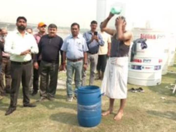 Delhi Jal Board officials bathed in Yamuna water after Delhi BJP MP Parvesh Verma challenge ANN Yamuna News: BJP सांसद ने कहा 'तू यहां डुबकी लगा चल', अब यमुना के पानी से नहाकर अधिकारी ने किया ये दावा