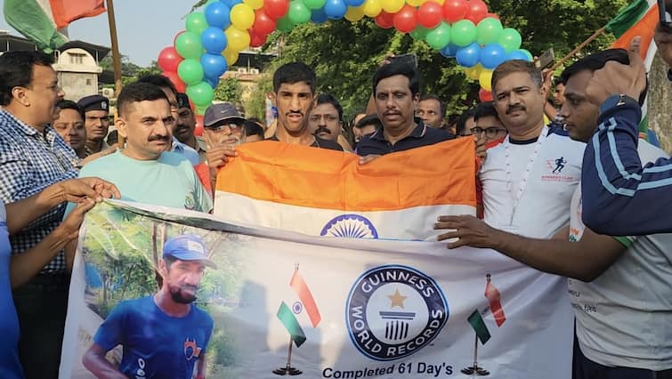 Dombivli News Dombivlikar Vishak Swamy who ran 42 km for 61 consecutive days set a world record Dombivli News : सलग 61 दिवस 42 किमी धावणाऱ्या डोंबिवलीकर विशाक स्वामीची विश्वविक्रमाला गवसणी