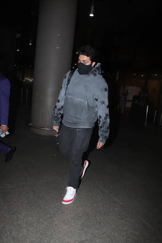 ਤਸਵੀਰ 'ਚ ਅਭਿਸ਼ੇਕ ਬੱਚਨ ਵੀ ਪਤਨੀ ਅਤੇ ਬੇਟੀ ਨਾਲ ਨਜ਼ਰ ਆਏ। ਅਭਿਸ਼ੇਕ ਨੇ ਗ੍ਰੇ ਰੰਗ ਦੀ ਸਵੈਟ-ਸ਼ਰਟ ਅਤੇ ਬਲੈਕ ਪੈਂਟ ਵਿੱਚ ਆਪਣਾ ਲੁੱਕ ਕੈਜ਼ੂਅਲ ਰੱਖਿਆ।