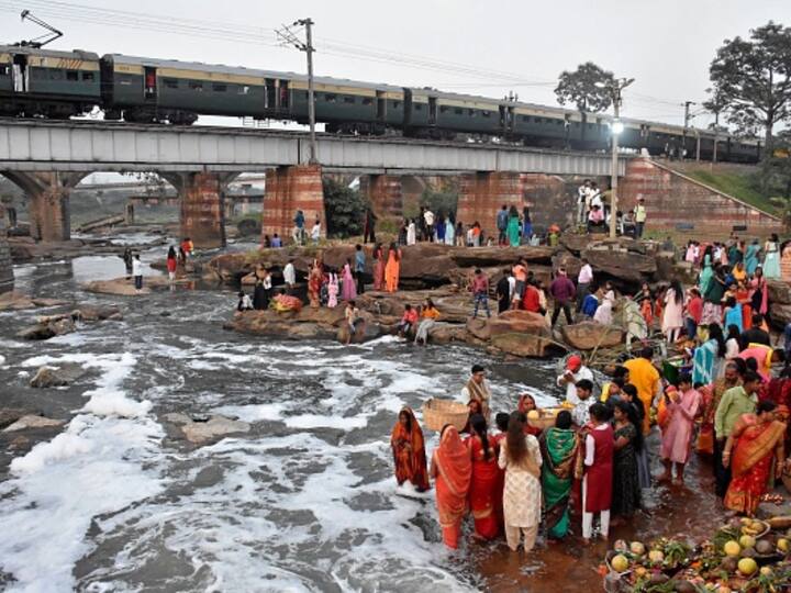 Devotees gather on the banks of foam laden river Swarnarekha to worship the sun during the Hindu festival of Chhath Puja in Ranchi. (Source: AFP)